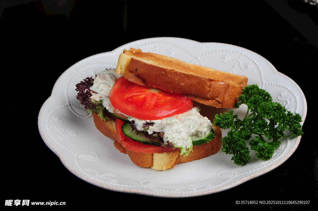 美味三明治配蔬菜