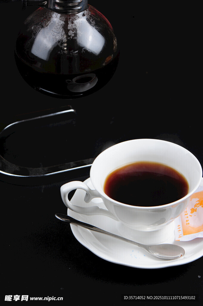 醇香黑咖啡与精致杯具