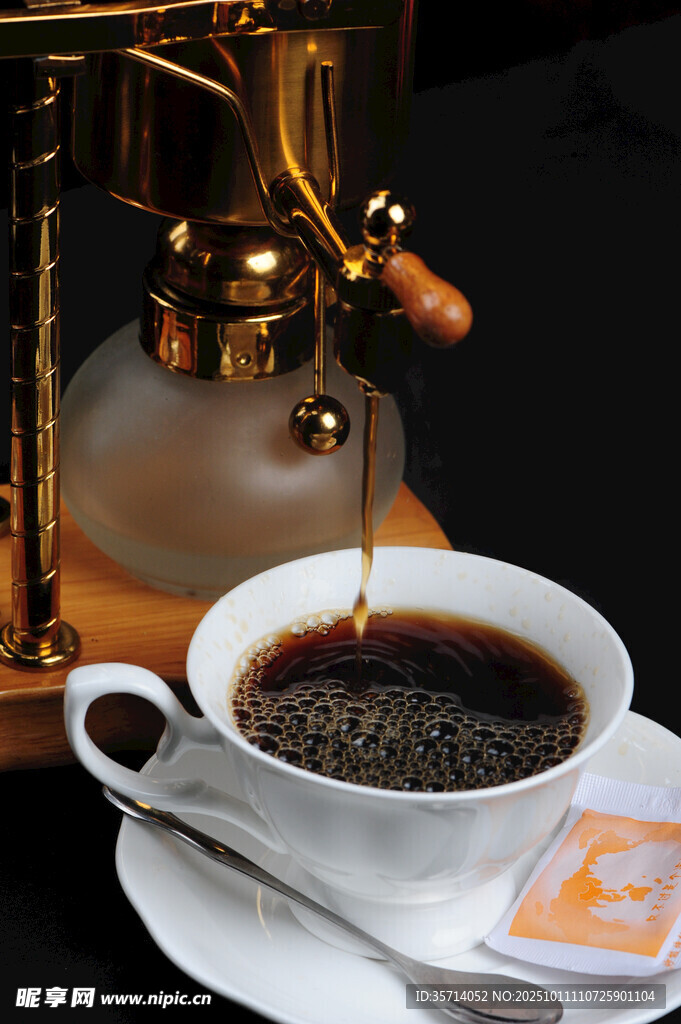 香浓咖啡正从咖啡机流出