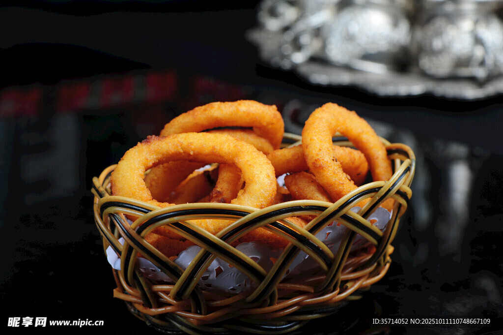 竹篮中的美味洋葱圈