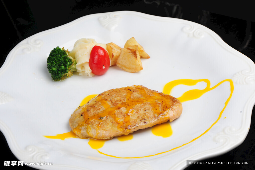 精致摆盘的美味煎鸡肉