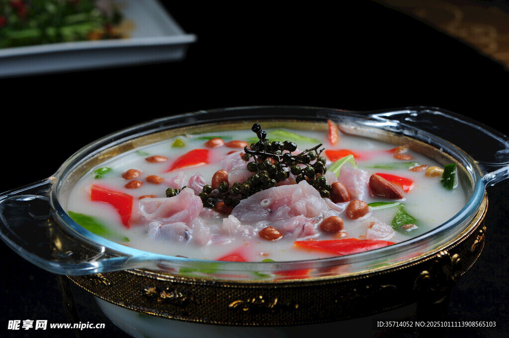 鲜香浓郁的特色鱼肉汤锅