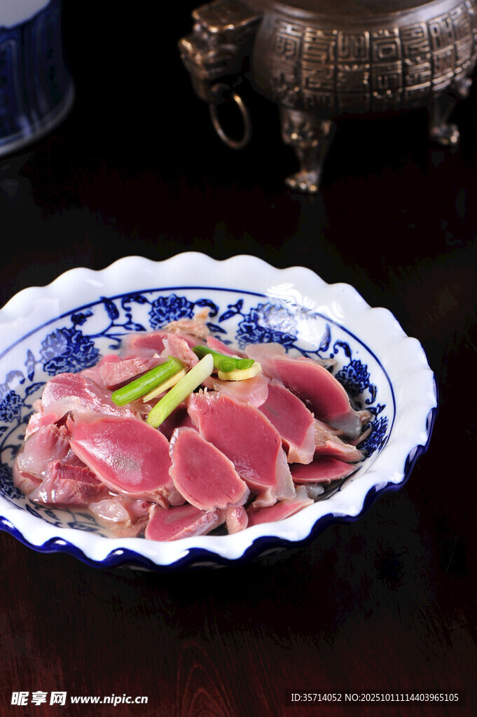 青花瓷盘盛鲜嫩牛肉片