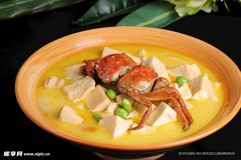 蟹黄豆腐配鲜蟹美食图