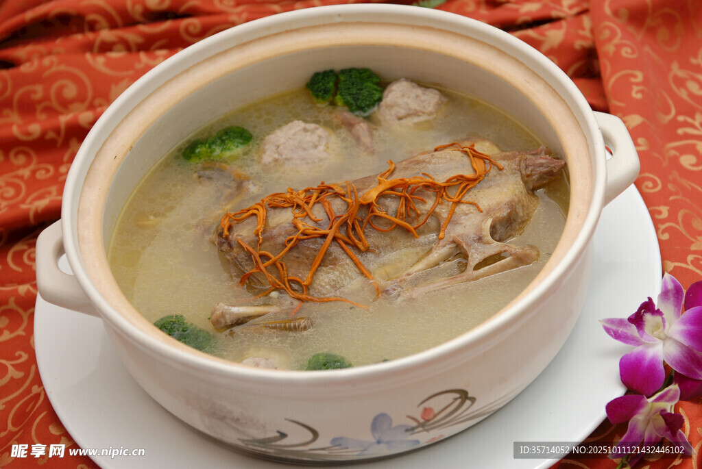 滋补鸡汤内含丰富食材