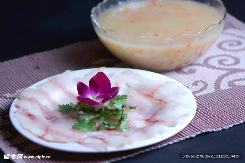 精致摆盘的美食与汤品