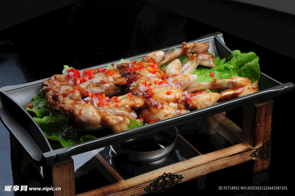 美味烤排骨摆盘精致诱人