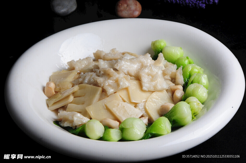 鲜笋炒虾仁配翠绿菜心