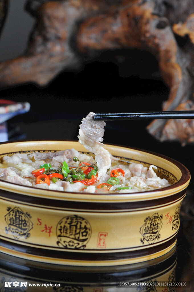 美味酸菜鱼筷子夹起鱼片