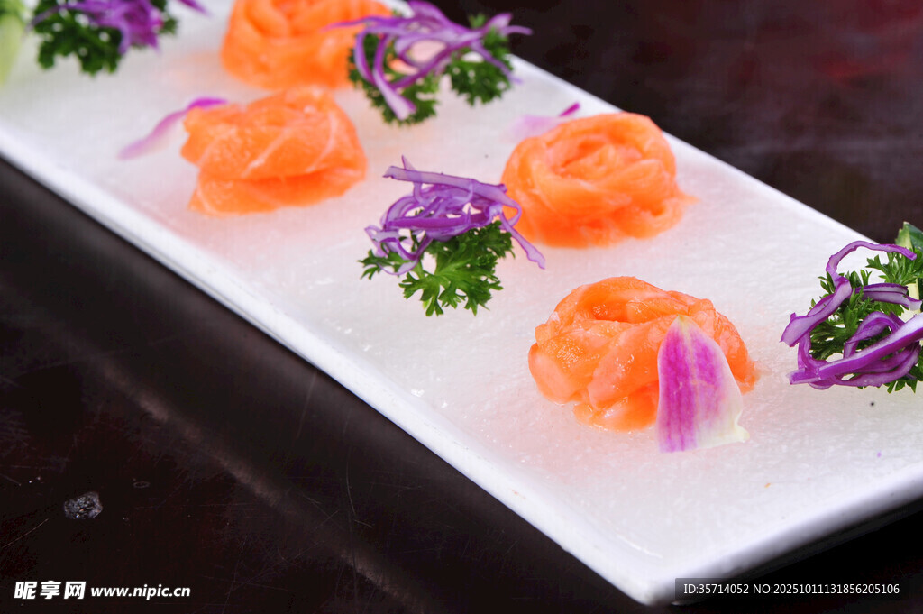 精致三文鱼刺身摆盘