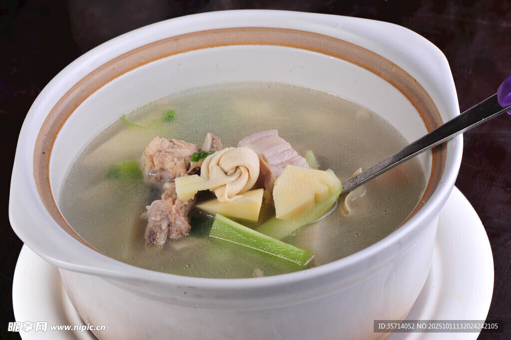 滋补鸡汤砂锅煲