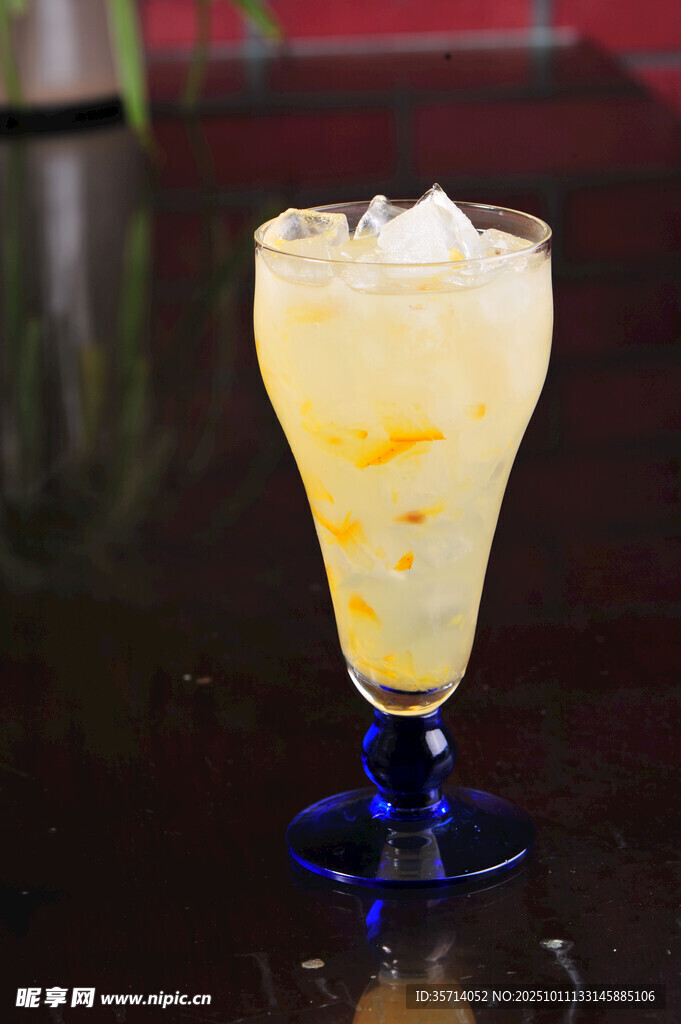 蓝色杯装黄色冰饮