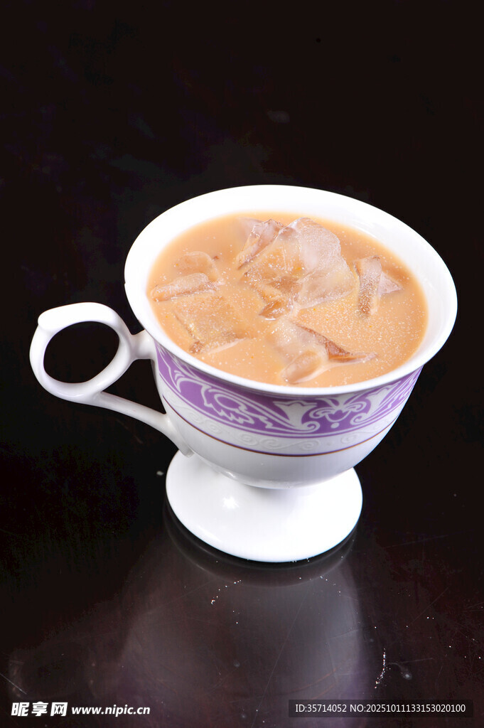 紫色花纹杯中的香浓饮品