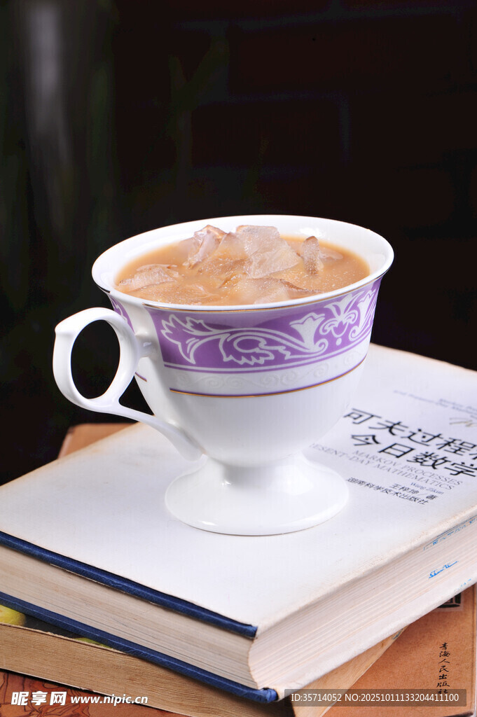书籍上的精美咖啡杯