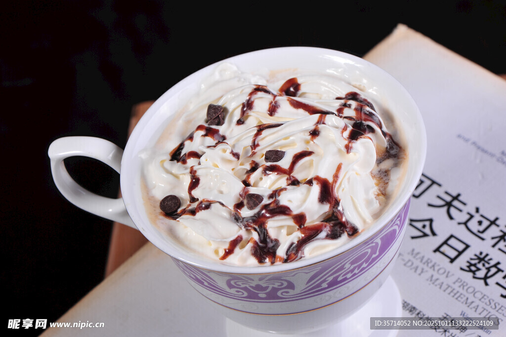 美味巧克力淋面咖啡