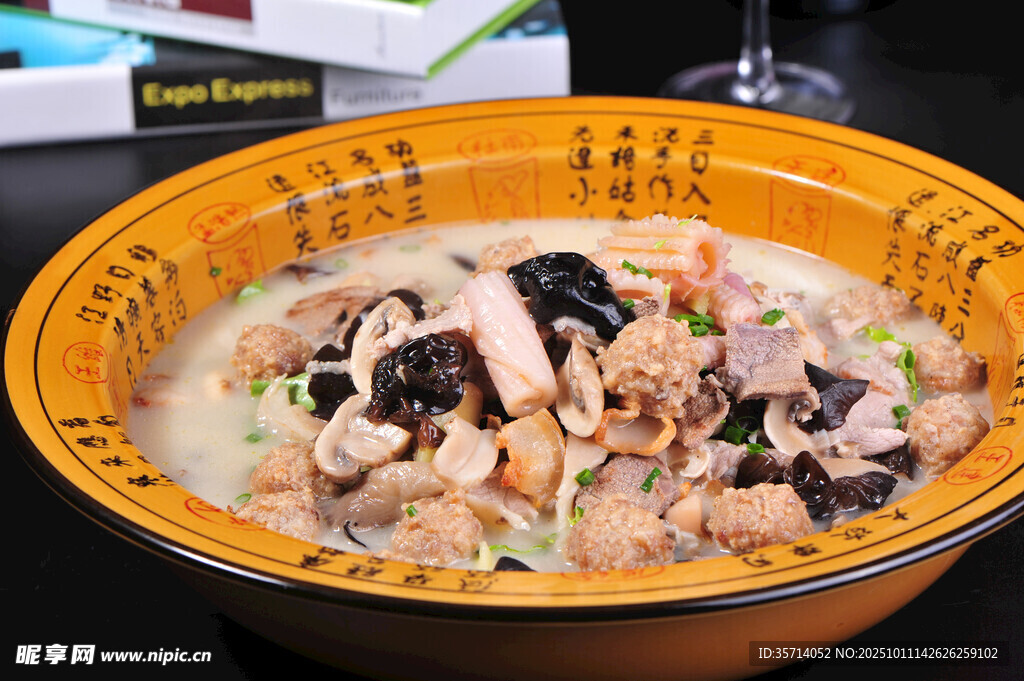 鲜香浓郁的木耳鸡肉汤