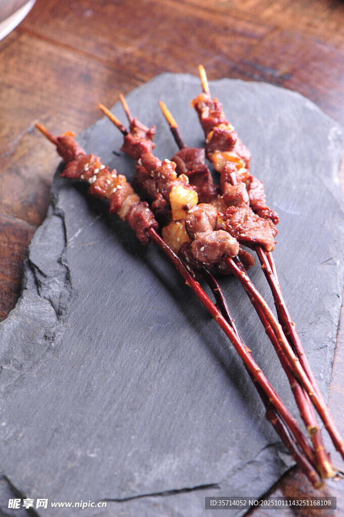 石板上的美味烤肉串