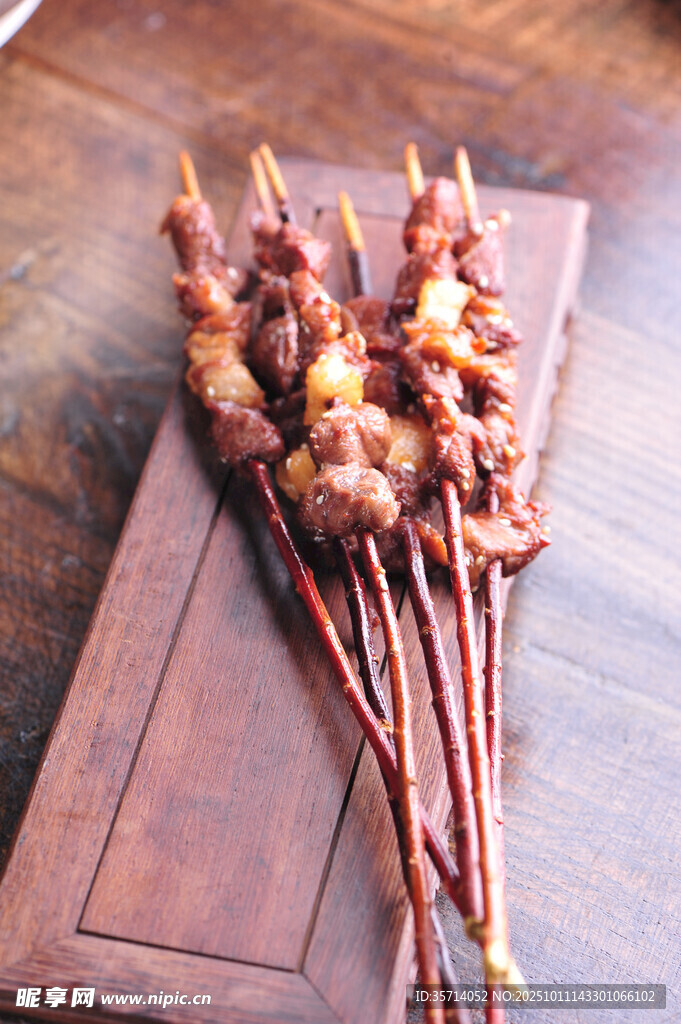 木制托盘上的美味烤肉串