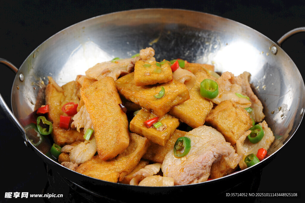 锅中美味豆腐炒鸡肉
