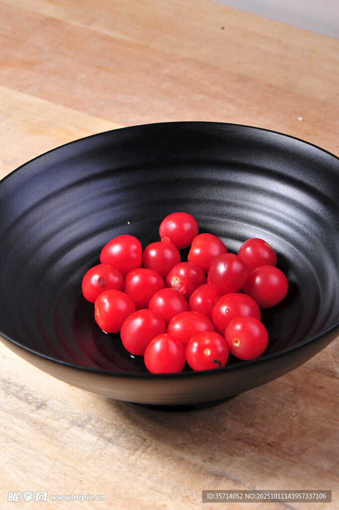 黑碗中的鲜红小番茄