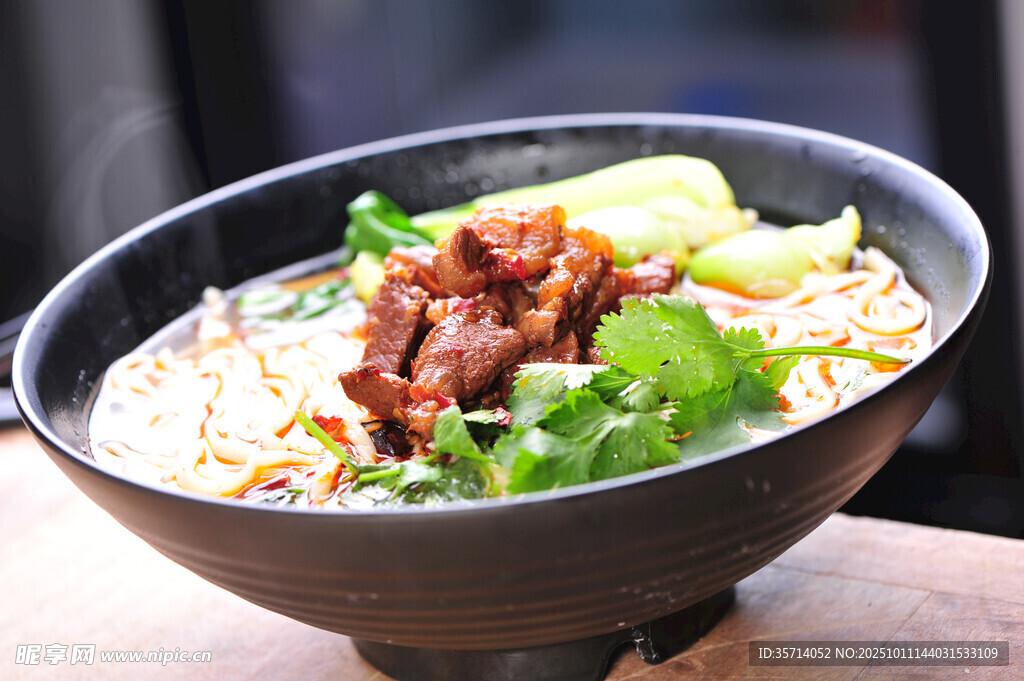 美味牛肉蔬菜面