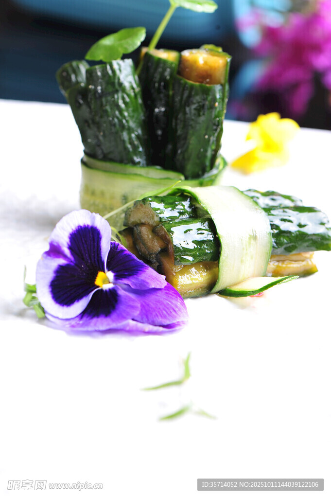 精致寿司配美丽小花