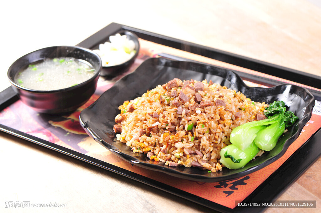 美味炒饭配汤与小菜