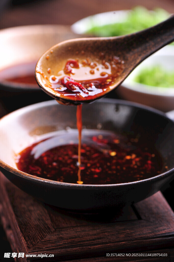 香浓辣椒油正被舀出