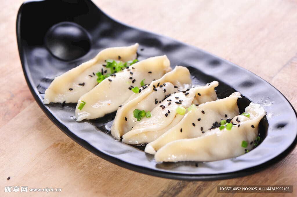 美味豆腐卷撒芝麻点缀