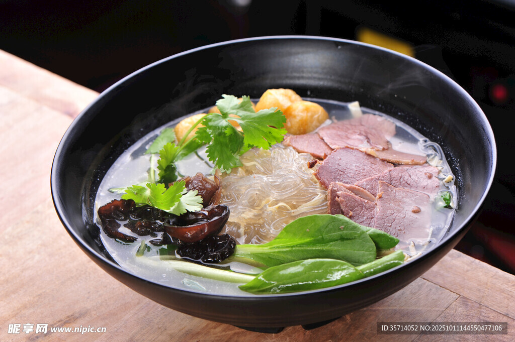 美味牛肉拉面碗中呈现