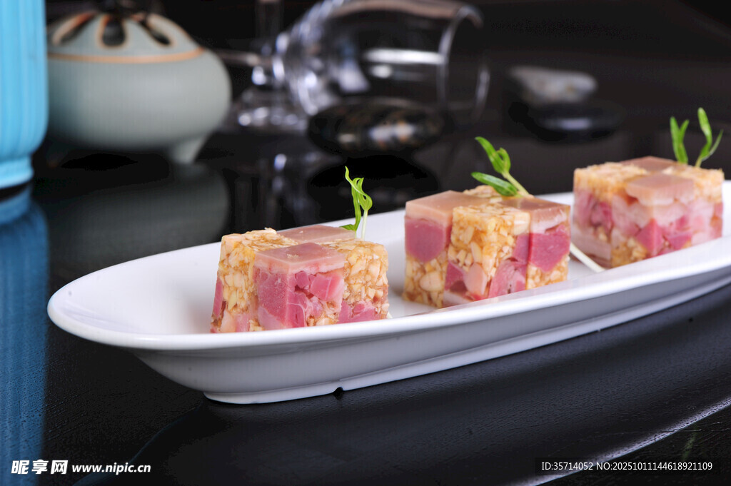 精致摆盘的美味牛肉料理