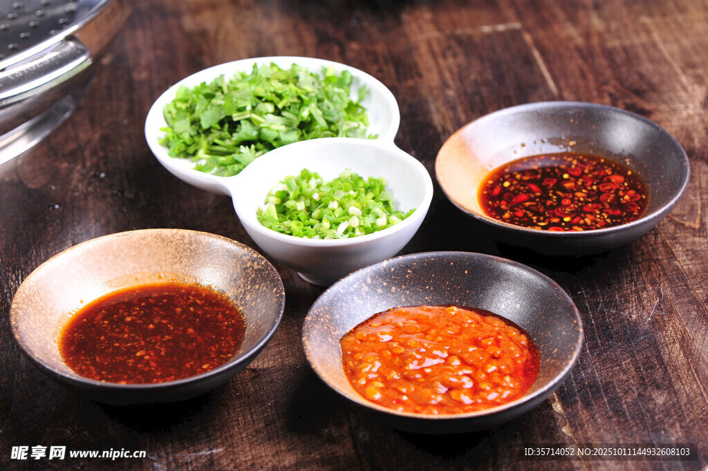 多样调料摆放在木桌上