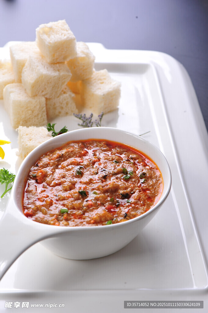 番茄虾仁汤配松软面包