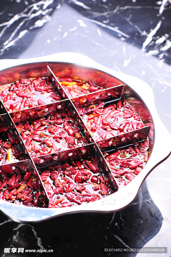 分格盘中的红色颗粒食材