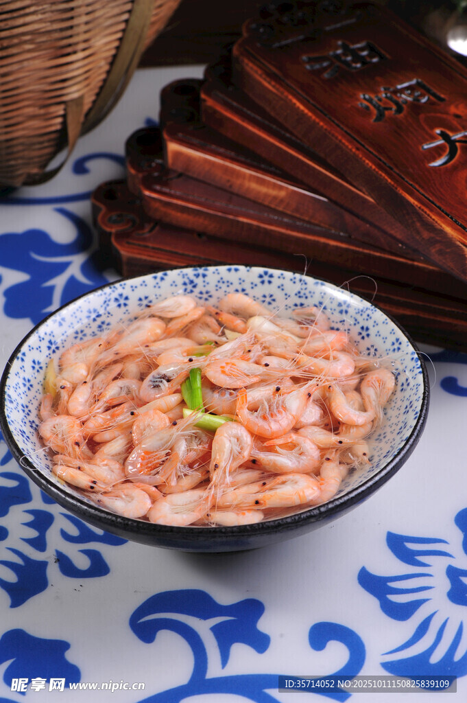 虾仁美食摆于蓝白桌布上