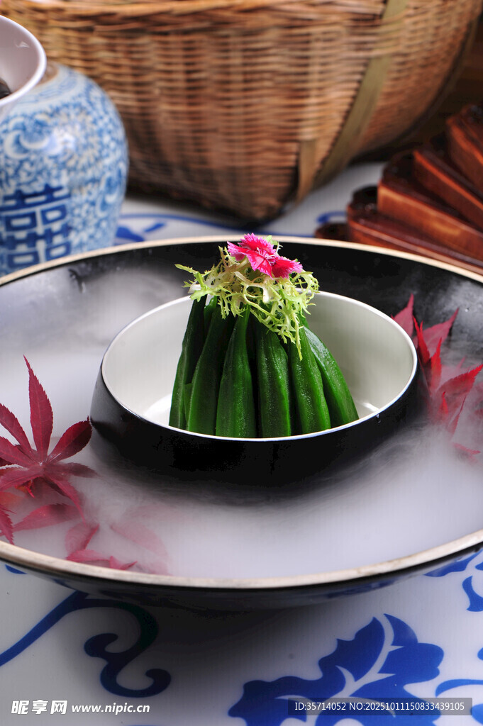 精致摆盘的翠绿凉菜