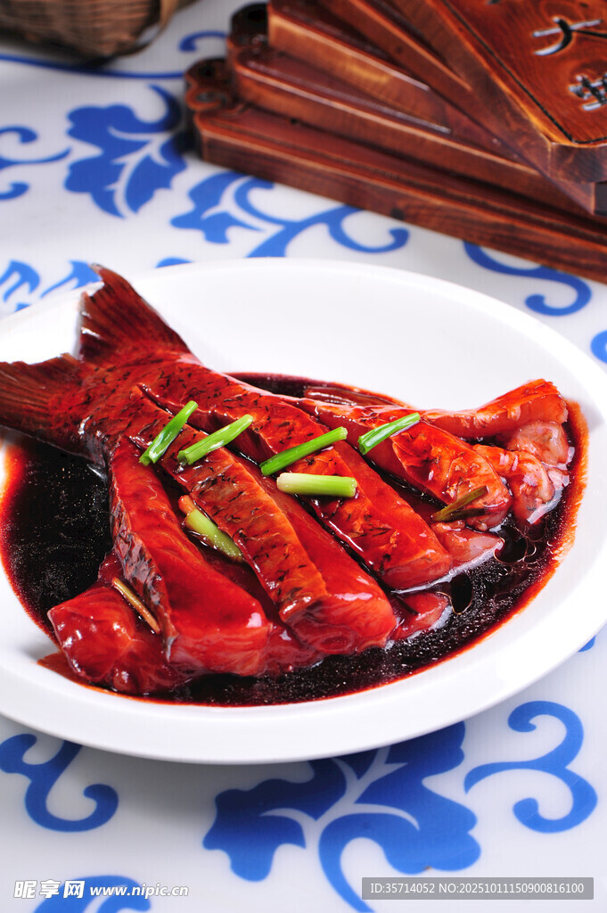 红烧鱼摆盘中色泽诱人