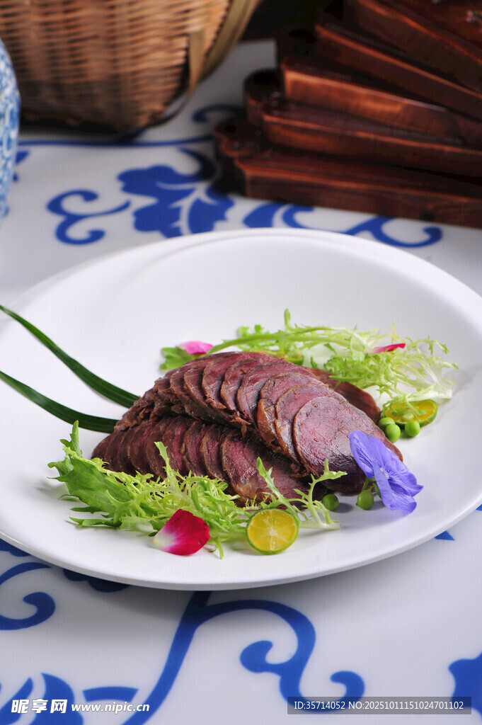 精致摆盘的特色卤味美食