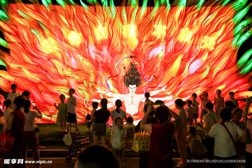 绚丽舞台灯光下的热闹场景