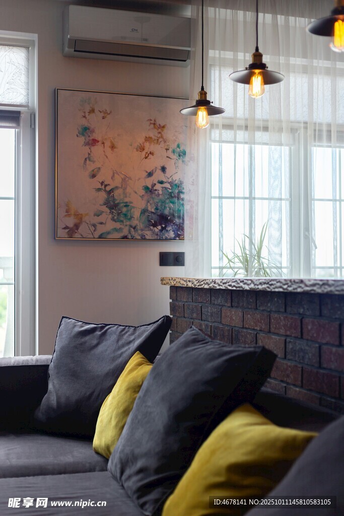 现代客厅沙发与多彩抱枕