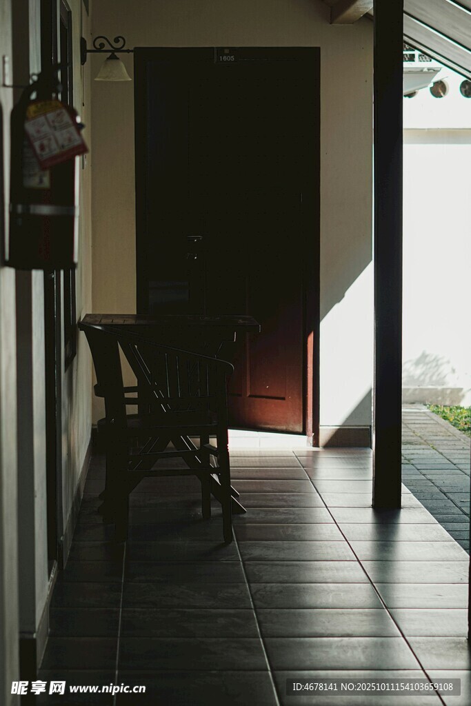 昏暗走廊中的古朴座椅