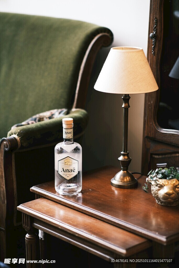 复古风格床边桌与台灯摆件