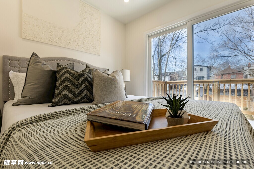 温馨卧室一角的惬意布置