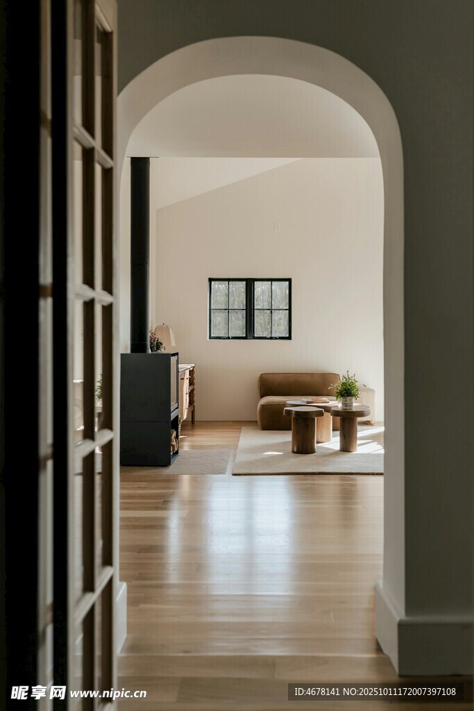 拱形门洞后的温馨客厅