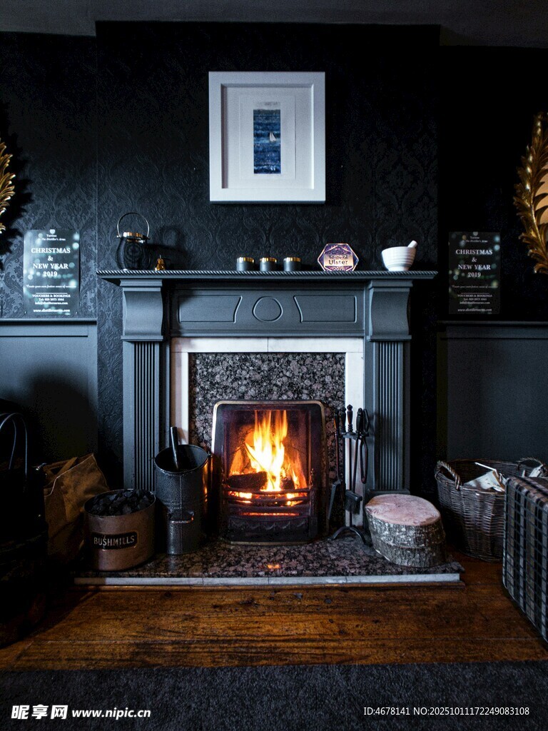 温馨壁炉旁的舒适家居角落