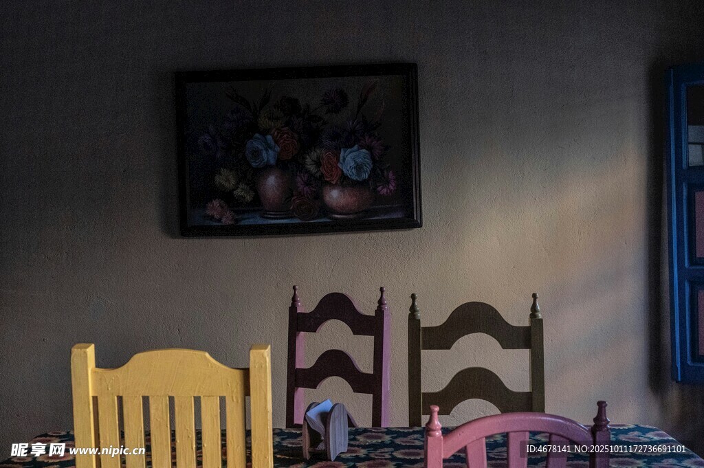室内多彩椅子与墙上挂画