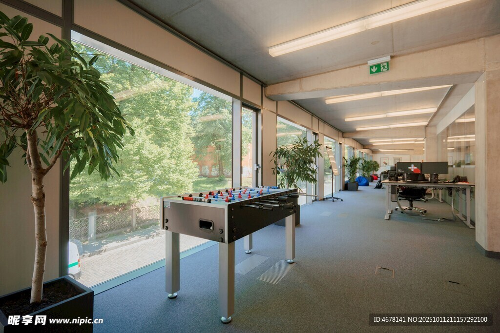 室内休闲区的台球桌设施