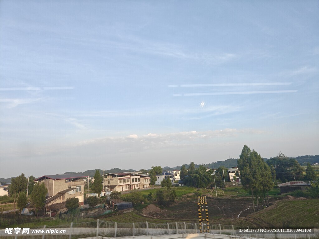 城郊风景 宁静的建筑与自然