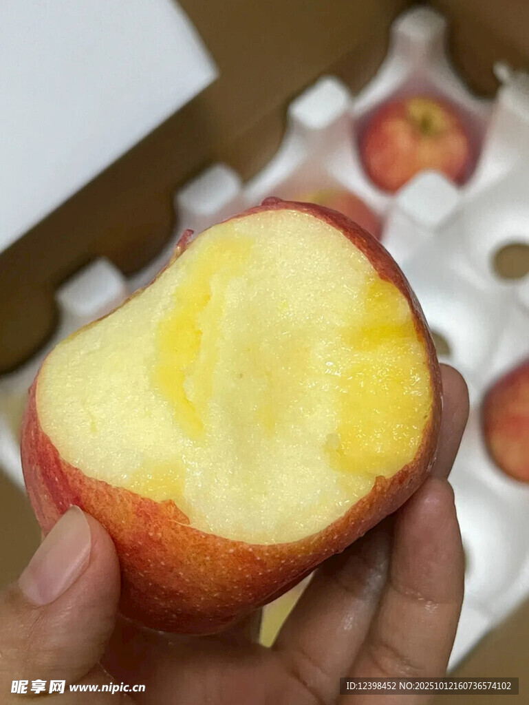 咬过的新鲜红苹果