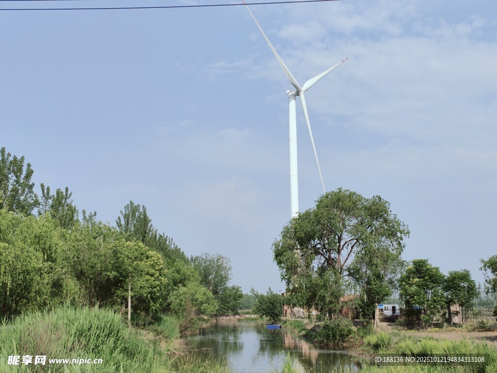 乡村河畔的风力发电机